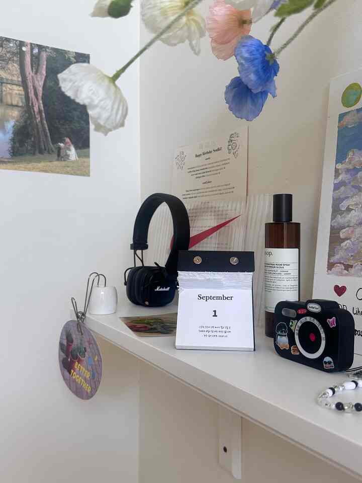 
✨A fresh page, a new month 
Hello, September 

Let’s fill this new season with little joys, cozy moments, and spaces that feel like home.” 🌿

#fall #fallinterior #ikea #shelve #calender #roominterior #homeoffice #roomdecoration #cozy #simple #fallswitch #summertofall #seasonaldesign