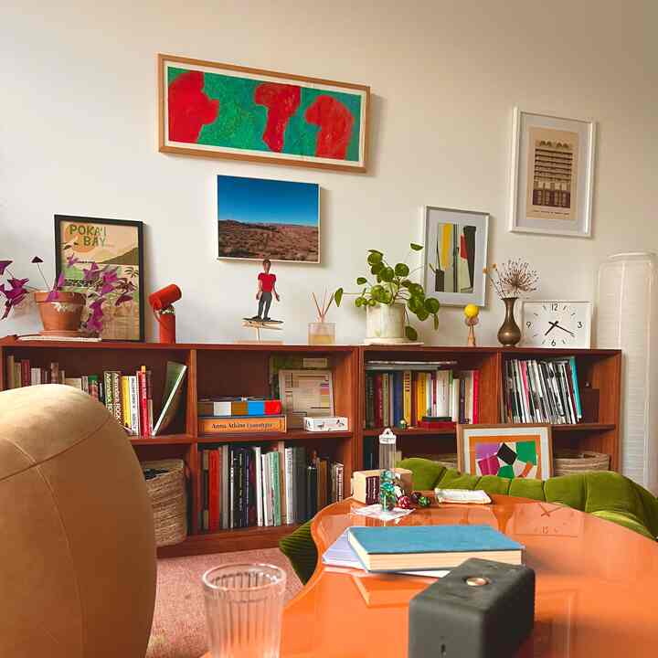 Saya sedang merenovasi dinding di atas rak buku. Karya seni apa yang ingin saya lihat setiap hari dan bagaimana saya bisa memadukannya dengan indah? Ini masih dalam proses pengerjaan.
#gallerywall #livingroominterior #midcenturymodern #livingroomdecor