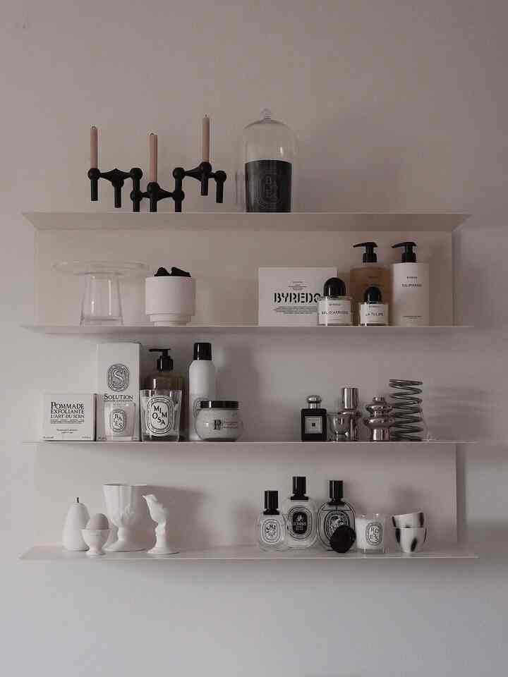 Shelfie 🖤

#rak #shelfinterior #shelfdecoration #fragrance #homefragrance #perfume #ikeashelf #shelfie #candle #stoffnagel #candleholder #diffuser #gobletcup #sojucup #penholder #diptyque #byredo