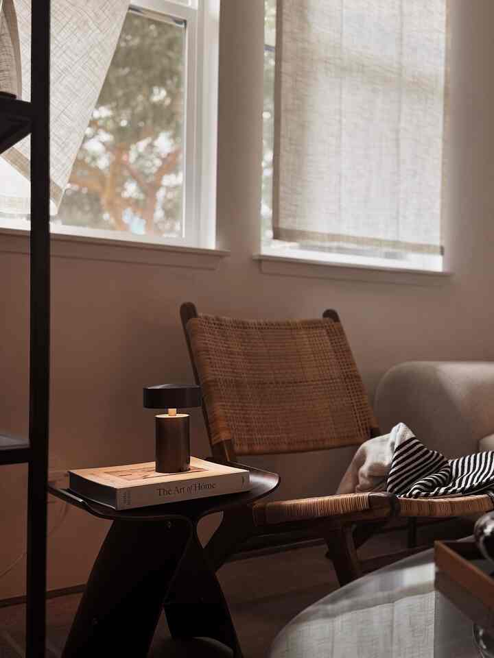 The season when blankets feel just right 🤎

#latesummer #fallswitch #summertofall #seasonaldesign 
#livingroom #livingroominterior #livingroomdecoration #loungechair #HermanMillerbook #stool #blanket #rug #lamp #lighting #lightinginterior #curtainstyling #curtaininterior 