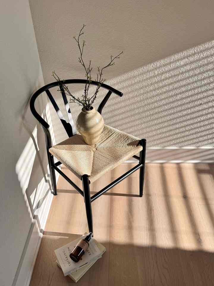 A cozy corner to slow down and soak in the late summer glow ✨

#latesummer #fallswitch #summertofall #seasonaldesign #autumnvibes #fallinterior #cozycorner #cozybedroom