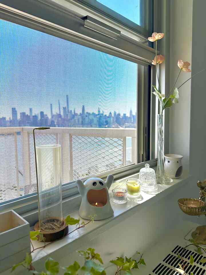 👻 telling me that Fall is just around the corner. 🫶

Are you decorating your window sill to welcome Fall? ☺️

#latesummer #summertofall #dopaminedecor #windowdecor  