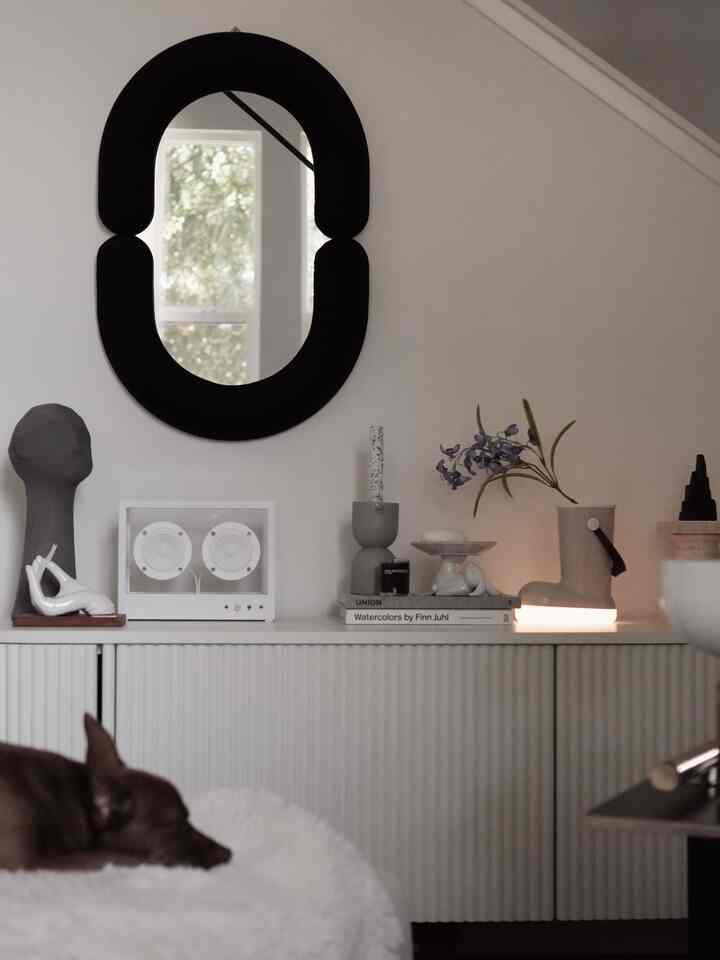 Today’s beauty: the window view reflected in the mirror and a green doormat that pairs perfectly with autumn.💚


#latesummer #fallswitch #summertofall #seasondesign 
#livingroom #livingroominterior #livingroomdecoration #Bluetoothspeaker #lamp #mirror #candleholder #homedecor #doormat #ikea 