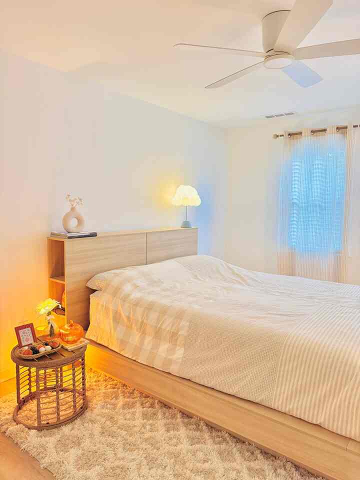 Everyone loved the cloud lamp in the “beige” guest room, so I moved it back here—and added a few more fall touches to the side table 🎃🍂 Now it feels extra cozy and warm 🥹🤎

#latesummer #fallswitch #summertofall #seasonaldesign #centerpiece #fallinterior #fall #lamp #cloudlamp #lightinginterior #lighting #lightingeffect #bedroom #bedroominterior #bedroomdecor #cozy #cozybedroom #cozyhome #cozyinterior #인테리어 #홈데코 #집꾸미기 #방 #게스트룸 #램프 #클라우드램프