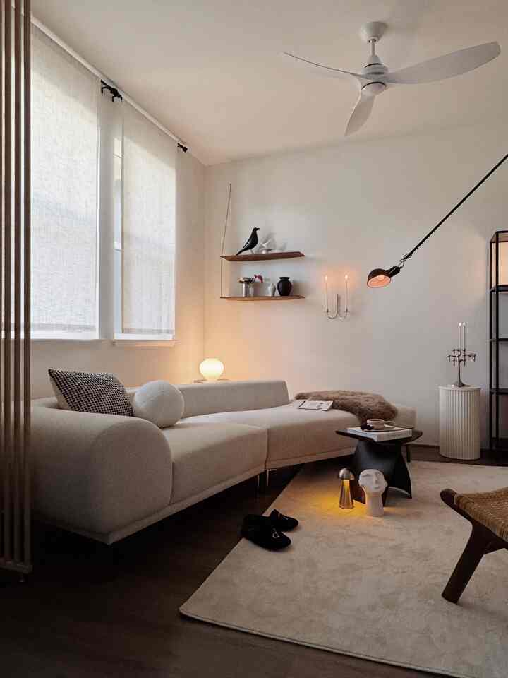 I’m ready, now all I need is autumn to arrive 🍂

#latesummer #summertofall #fallswitch #seasonaldesign #livingroom #livingroominterior #livingroomdecoration #fallinterior #falldecor #lamp #lightinginterior #stool #rug #shelfinterior #vase #moodlighting #minimal #curtaininterior #japandi 