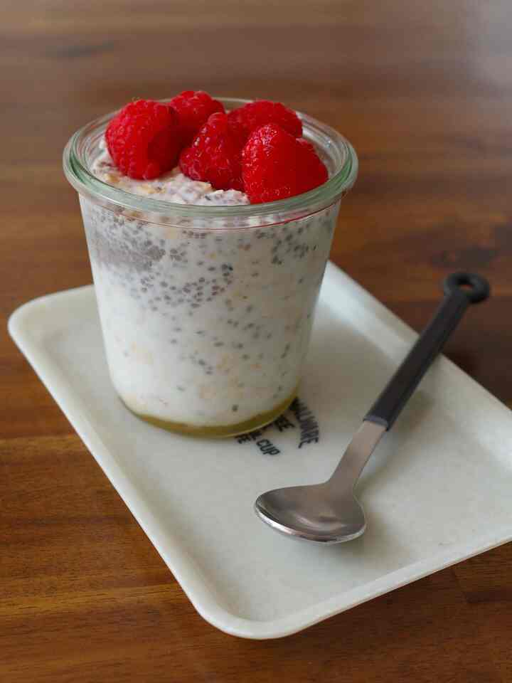 I have been making overnight oats as my go-to meal and Weck canning jars have been perfect for this purpose!

#weck #canningjars #glassjars #kitchenitems #smalltray #cutlery 