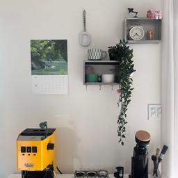 There’s something about changing the calendar to autumn that shifts the air. On this Sunday, even my coffee corner feels softer, cozier, and ready for new moments to come 🍁☕✨
#fallswitch #summertofall #seasonaldesign #homecafe #homedecor #fallinterior #Espressomachine #coffeemachine 