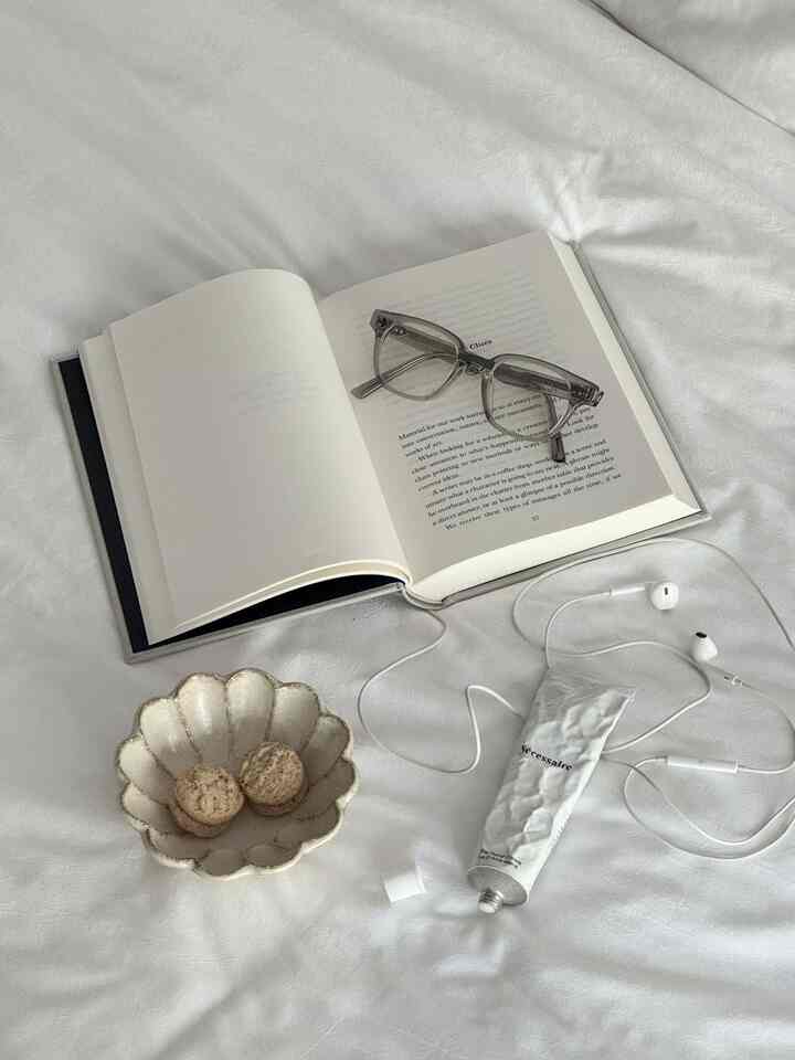 Suasana musim gugur: malam yang nyaman + ritual sebelum tidur🤍✨
.
.
.
#fallswitch #summertofall #seasonaldesign #bedside #bedroom #lamp #candle #bowl #cozycorner #warmlights