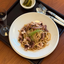 Quick squid pasta dinner for one 🍝
#pastabowl #pastaplate #cutlery #laguiole #whitetableware #classictableware #dinnermenu #dinner