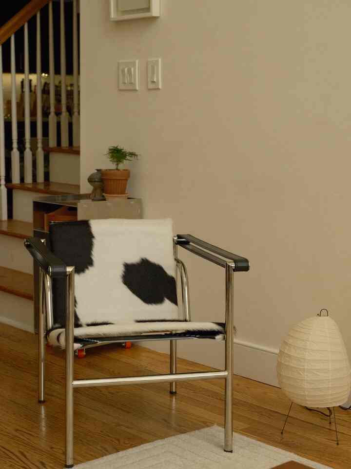 This corner used to be where the dining table was. It’s now a reading nook. I like to move seating around the apartment since it helps to appreciate my place from different views.

#readingspace #loungechair #designchair #paperlamp 