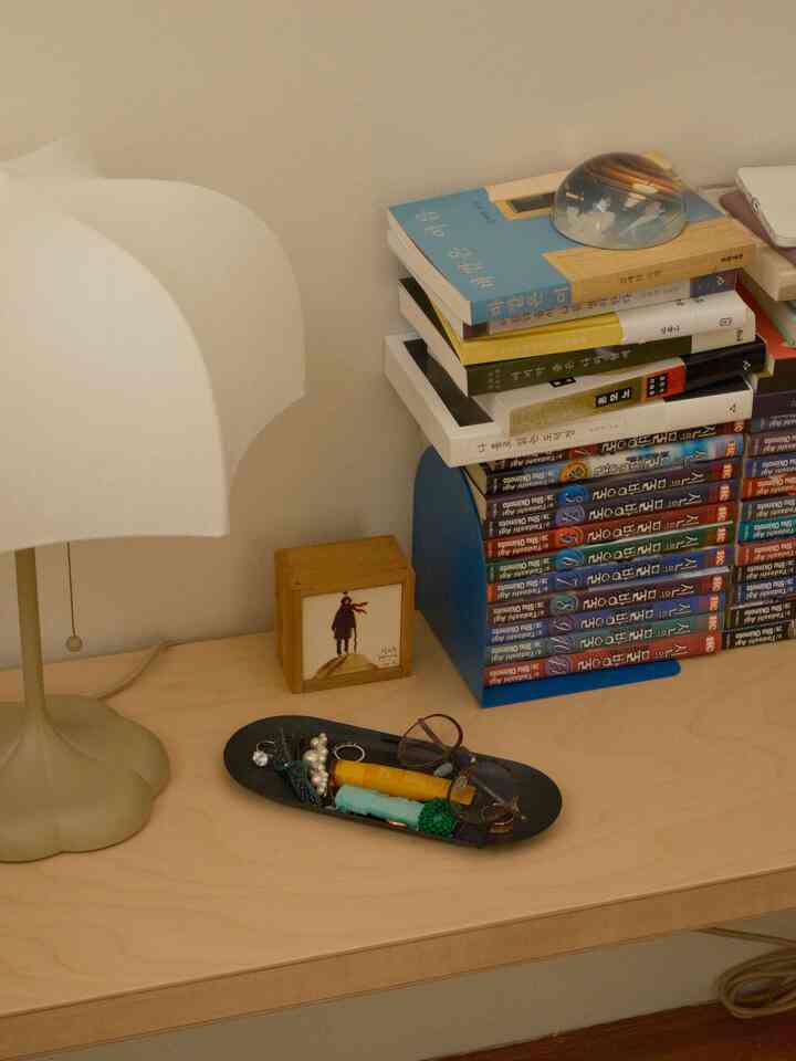 This lamp my Ferm Living is still my favorite lamp to this day. Really love the wet paper-like feeling of the lampshade and the traditional shape of it that resembles an umbrella.

#bedsideinterior #bedsidelamp #lamp #lamprecommendation #bookend #bookstorage #woodenfurniture