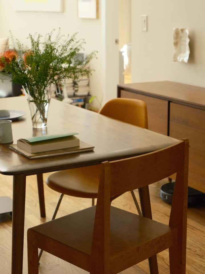 My favorite place to sit these days. Eating, working, and lounging pretty much all happens at this spot.

#diningchair #diningtable #diningspace #WoodInterior #woodenfurniture #warmhouse #warmtoneinterior 