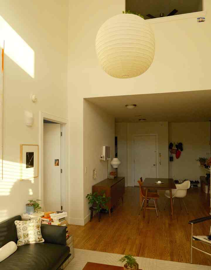 Morning sun filling the room with a warm glow.

#livingroom #livingroominterior #warmhouse #warmtoneinterior #paperlampshade #pendantlight