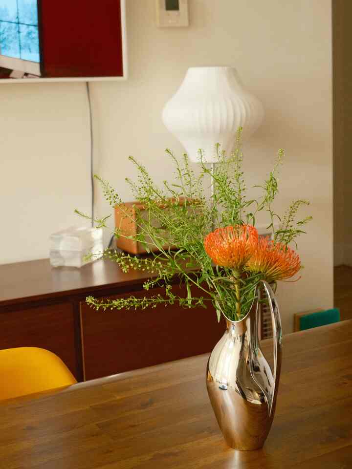 Bought a bouquet of pin cushion tangoes (they are the name of these flowers!) in hopes that it will hold summer for a bit longer.

#latesummer #flowervase #waterpitcher #pitcher #diningtabledecor #floorlamp #tablelamp #flowerarrangement 