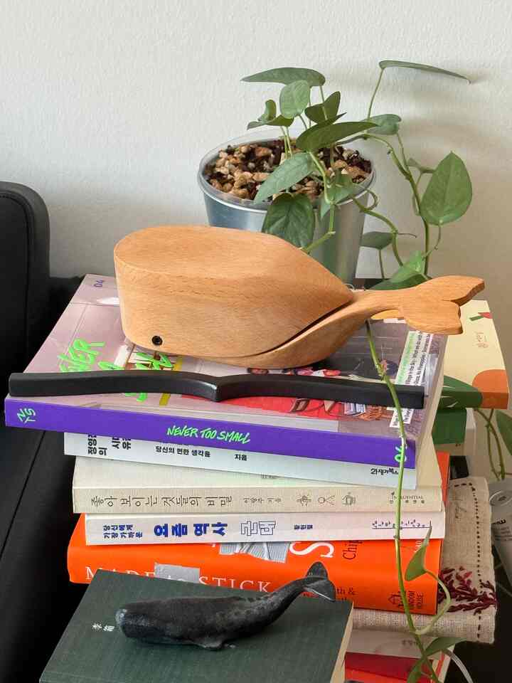 I love whales and I love paperweights. So I have a whale shaped paperweight!

#paperweight #interiordecor #woodfigurine #plantpot #bookshelfinterior