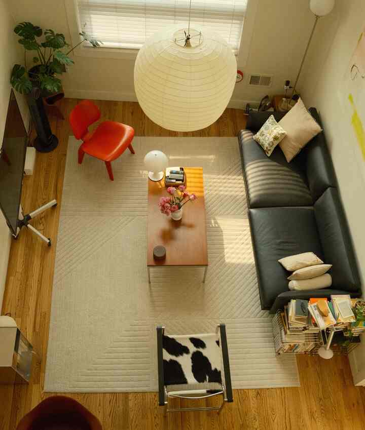 Pemandangan ruang tamu dari udara di pagi hari. Satu-satunya waktu di siang hari di mana saya bisa mendapatkan cukup sinar matahari!

#livingroominterior #livingroomdecor #ceilinglight #paperlampshade #lampshade #coffeetable #leathersofa #loungechair