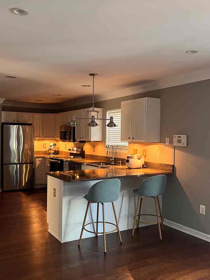 A quiet moment after dinner, sitting in the couch looking at thetisykitchen🧘🏻‍♀️ #tidykitchen #neatinterior #minimalism 