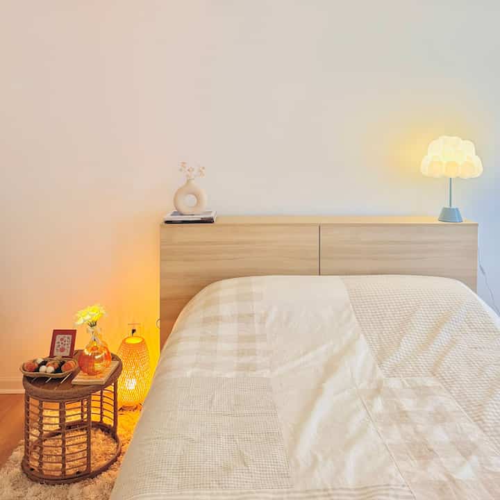 Fall decor + cloud lamp = ultimate cozy vibes 🍂☁️ 

The warm tones + soft glow make the perfect fall combo 🥹🫶✨

#cloudlamp #lamp #fallinterior #fall #fallbedding #autumn #homedecor #interior #cozy #cozybedroom #cozyroom #cozyinterior #cozyhome #latesummer #fallswitch #summertofall #seasonaldesign 