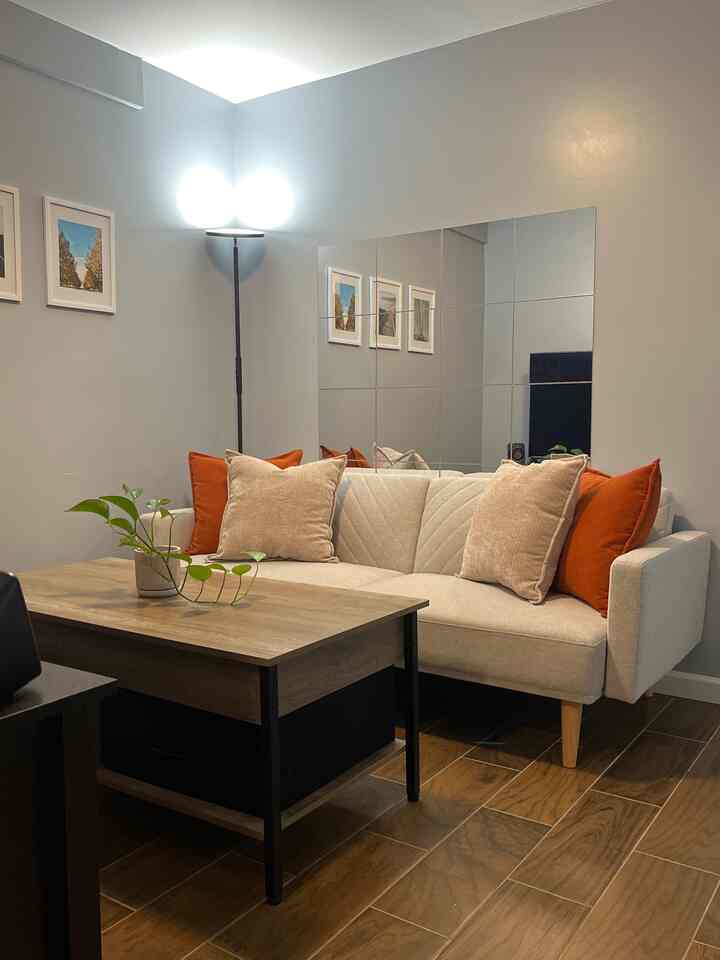 Our basement doubles as a second living room and entertainment space, creating a cozy and snug retreat for relaxing and unwinding. After a workout, or yard work, we come down here to relax, read or watch something. 🍁 #cozylivingroom #minimallife #coziness #fallinterior 