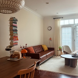 Feeling like Fall and loving it🍂
#livingroom #knoll #woodinterior #homedecor #warm #cozy #fall 