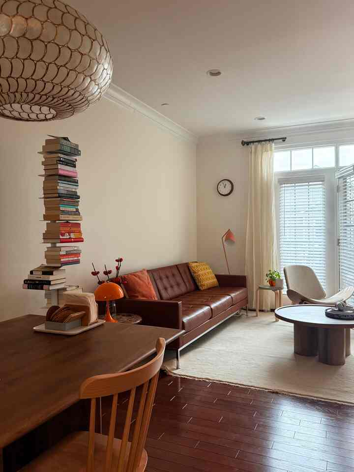 Feeling like Fall and loving it🍂

#livingroom #knoll #woodinterior #homedecor #warm #cozy #fall 