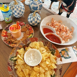 Gathering around the table feels extra special when it’s filled with little touches of the season 🍂🧡
The food is simple, but the joy comes from sharing it together—and a few festive details that make home feel even cozier.
#seasonaldecor #homedecor #livingroom #livingroomtable #fallinterior #autumn #autumndecor #snacktime #cozyhome #homecafe #familytime