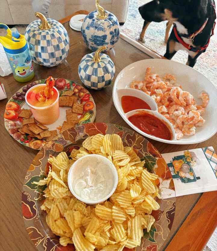 Gathering around the table feels extra special when it’s filled with little touches of the season 🍂🧡
The food is simple, but the joy comes from sharing it together—and a few festive details that make home feel even cozier.



#seasonaldecor #homedecor #livingroom #livingroomtable #fallinterior #autumn #autumndecor #snacktime #cozyhome #homecafe #familytime