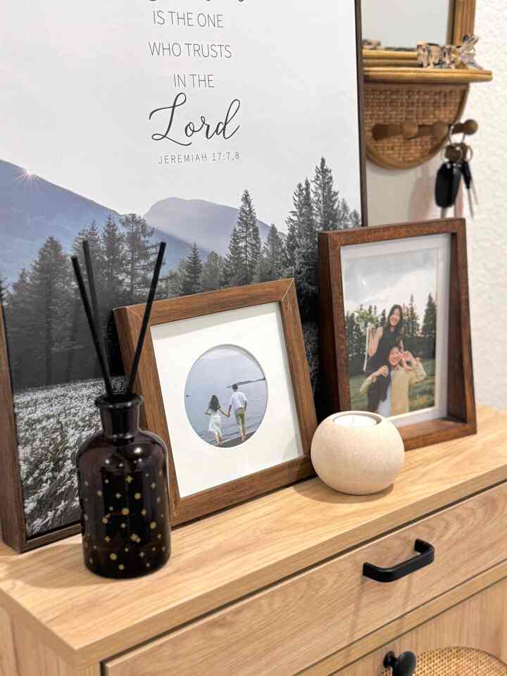 A little fall mood for my tiny entryway 🤎 Simple but warm 😉

#entrywaydecor #entrancedecor #entrywaydesign #entrywaydecoration #smallentryway #fallinterior #seasonaldecor #entrance 