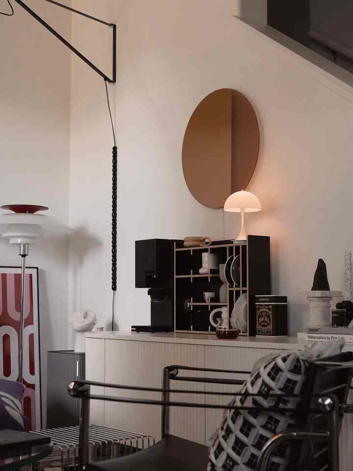 I moved the coffee bar to the living room, and now the whole space is filled with the aroma of coffee~ ☕🤎

#coffee #coffeebar #coffeestation #homecafe #cupshelf #cupboard #coffeecup #mug #lamp #lighting #mirror #livingroom #nordicstyle #cozylivingroom 