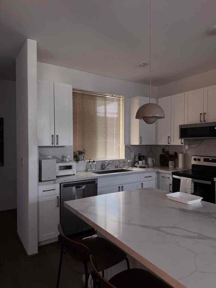 Organizing the kitchen stuff on the countertop. 

#kitchen #kitcheninterior #kitchendecor #kitchenorganizing #Balmuda #toster #kattle #handsoap #plant #blind #lamp 