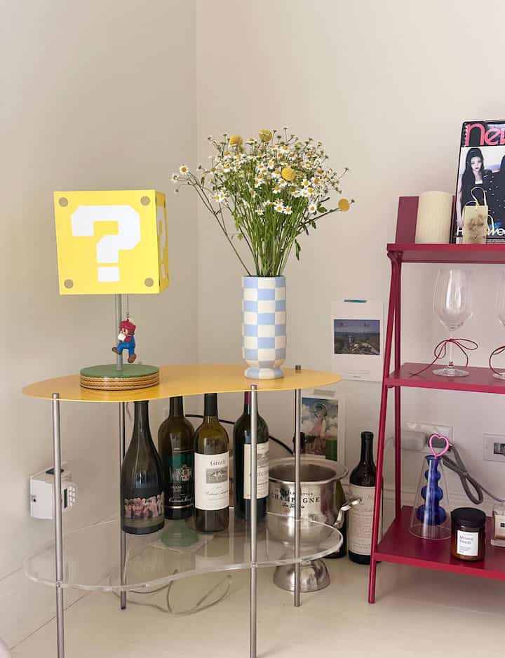 Favorite color mix ❤️💛

#homeaccessories #budget #hometips #homedecor #sidetable #lamp #colormix #vase #shlef #ikea

