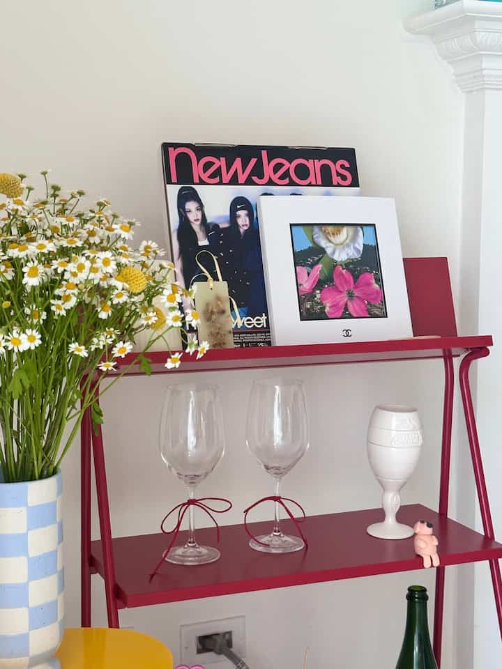 Colorful corner in my living room ☺️❤️


#homeaccesories #budget #hometips #homedecor #ikea #wineglass #vase #simple 