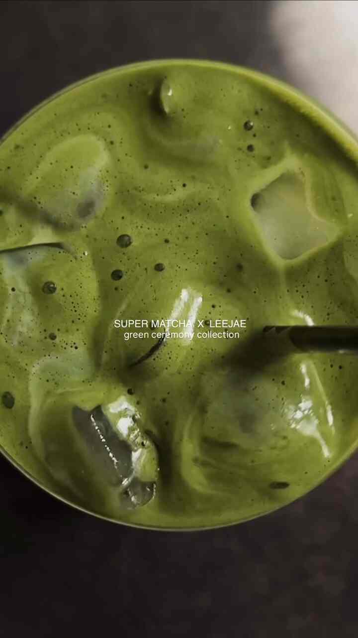 Matcha time 💚

#matcha #homecafe #homecafeinterior #coffeestation #coffeebar #glasscup #teabowl #teaset #teautensils #bamboowhisk #cupboard #teatime #tea #matchatea #matchalatte #lamp #lighting 