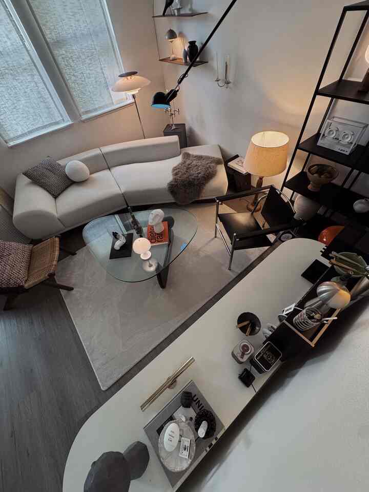 Livingroom layout 🤎

#livingroom #livingroomdecor #livingroomdecoration #sofa #coffeetable #lamp #lighting #moodlighting #cabinet #lchair #cutrainstyling #rug #cushion #shelf 