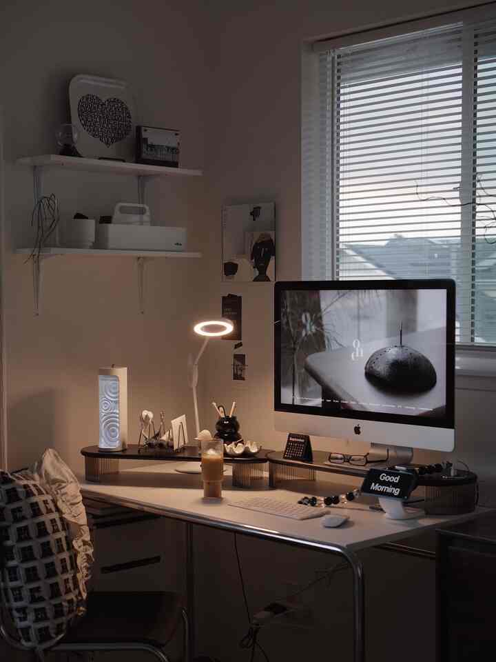 Desk set up 🖤


#desk #deskterior #desksetup #deskinspo #deskinterior #deskdecor #workspace #desklamp #moniterstand #toolbox #homeoffice #WFH #shelf #shelfdecor #glasscup #coffee 
