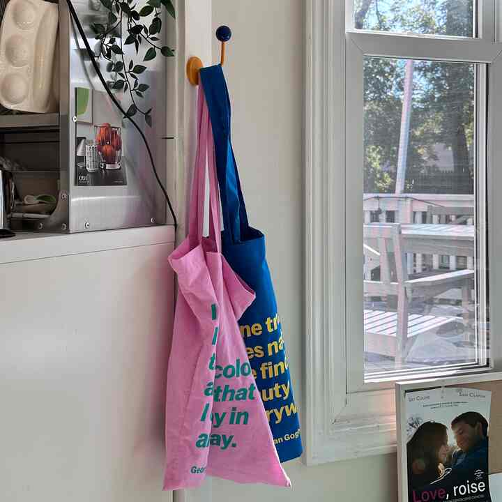 Add new my MoMA eco tote bag, 
I love these colors 😙🩷🩵


#homeaccesories #budget #hometips #homedecor #moma #ecobag #kitchen 