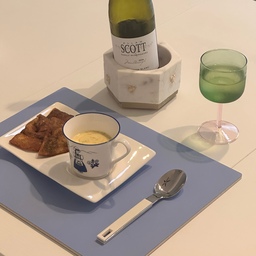 A wine time, always a joy when I bring out my favorite plate. ✨🍷🍽️
#homeaccesories #budget #hometips #homedecor #hay #wineglass #wine 