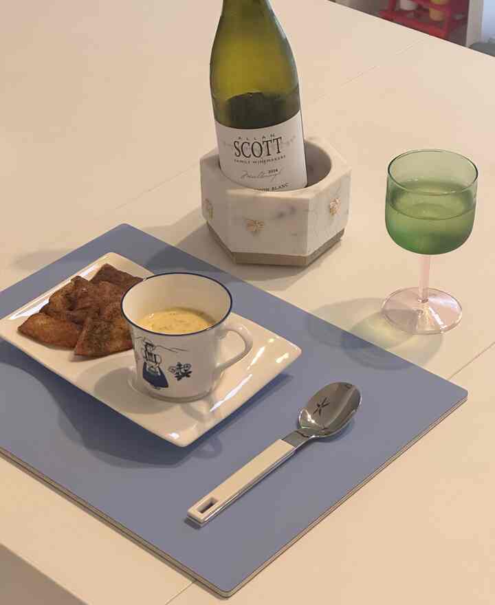 A wine time, always a joy when I bring out my favorite plate. ✨🍷🍽️


#homeaccesories #budget #hometips #homedecor #hay #wineglass #wine 