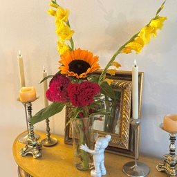 A budget-friendly home accent tip for a romantic aesthetic is to pick your flowers from the farm. They’re cheaper, more fresh, and usually much more larger. I picked two bunches of flowers like this for less than $10 during the weekend. 💐
#homeaccents #budget #hometips #romantic #frenchmodern #flowers
