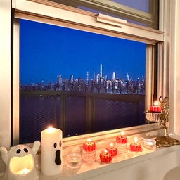 My personal pumpkin patch accompanied with my favorite city view. 🌃
Elevate your window sill by placing fun tea light candles for your Seasonal decor. 🎃
Tea light candles are usually under $10 and they don’t take too much space. 
#homeaccents #budget #hometips #dopaminedecor #seasonaldecor 