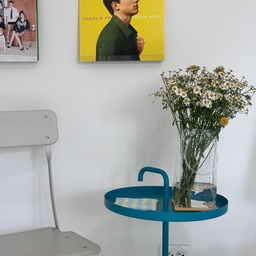 🖤🎼🎵
Small music corner ! 
#homeaccesories #budget #hometips #homedecor #ikeachair #sidetable