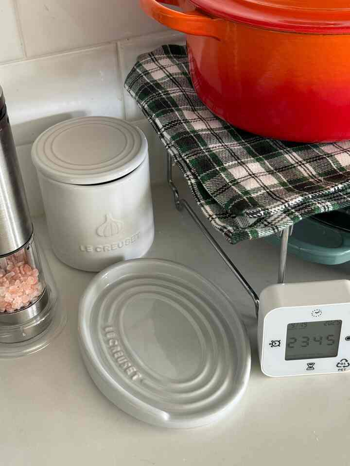My coworkers in the kitchen 🤍🧡💚

#lecreuset #staub #ikea #kitchendecor 