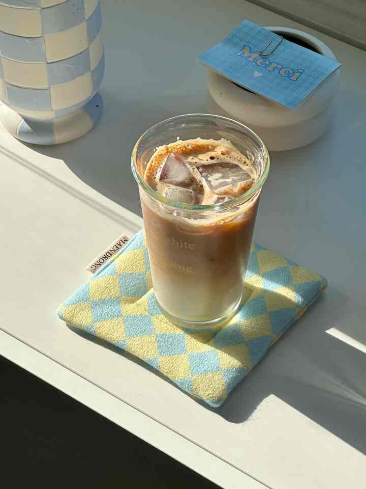 ☕️✨ A slow coffee moment, filled with sunshine and calm vibes


#homeaccesories #budget #hometips #homedecor #homecafe #coffee #coffeetime 