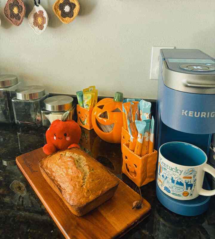 While my sister was here, I baked this banana bread often. Chatting with her about so unimportant topic with a cup of coffee & a piece of homebaked bread in the morning was just too perfect😉☕️🍞



#cozyhome #autumn #fall #homebaking #homecafe #homecoffeebar #metime #halloween #falldeco #homedecor