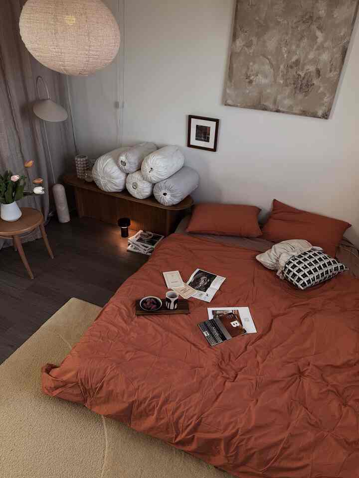 Musim berganti, hadirkan suasana musim gugur yang meriah ke kamar tidur hanya dengan seprai.
Untuk penataan seprai, Roll&Stack selalu menjadi solusinya.

#MySpaceMyStyle #homewithpersonality #howyouhome #houseinspo #roominspo #bedroom #bedroomdecoration #bedroomstyling #bedding #canvasart #pictureframe #lamp #lighting #books #cup #woodplate #cushion #japandi #nordicstyle