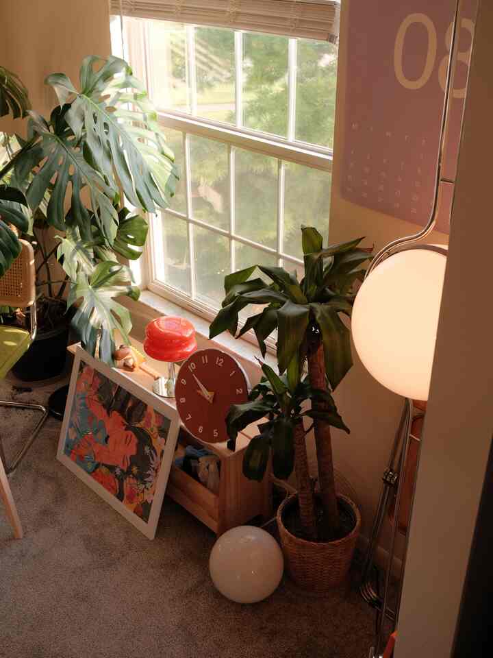 Glad I filled this corner with little trinkets and lamps! For months, I didnt know what to do with this corner. 

Luckily, as I kept adding things, they all blended perfectly with each other :)

I call it my experimental corner!

#MySpaceMyStyle #corners #houseinspo #diningarea