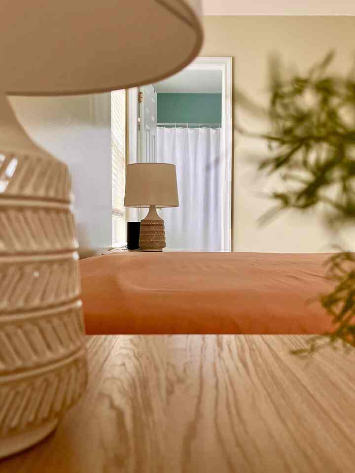 It’s time to make the bed 🛏️ Sheets all tucked in, the bed looks fresh 👏🏼 


#fallinterior #minimalist #cozyroom 
