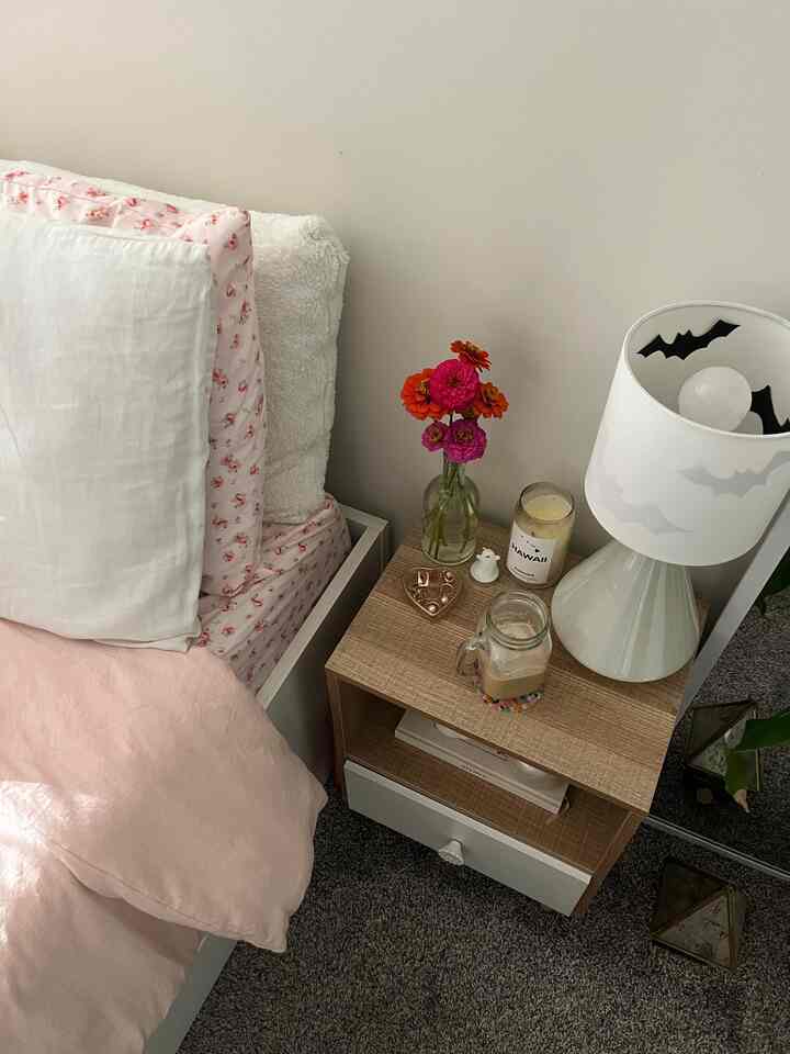 the best way to bring some life to your space is with flowers! pick up a cheap bundle every other week and your space feels so much more relaxing 

#bedroom #nightstand #bedroomnightstand #bedsheets #linen #ikea #MySpaceMyStyle
#HomeWithPersonality #howyouhome #houseinspo #roominspo 