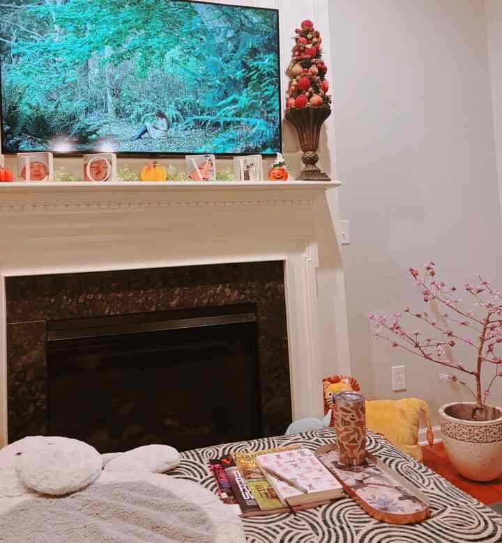 My family hang out here the most and that’s why it is my favorite space in my house.

Home sweet home💜



#cozyhome #cozydecoration #homedecoration #homedecor #autumn #autumnhomedecor #autumndecor #falldecor #홈데코 #가을데코 #미국집 #우리집 #거실 #livingroom #familyroom