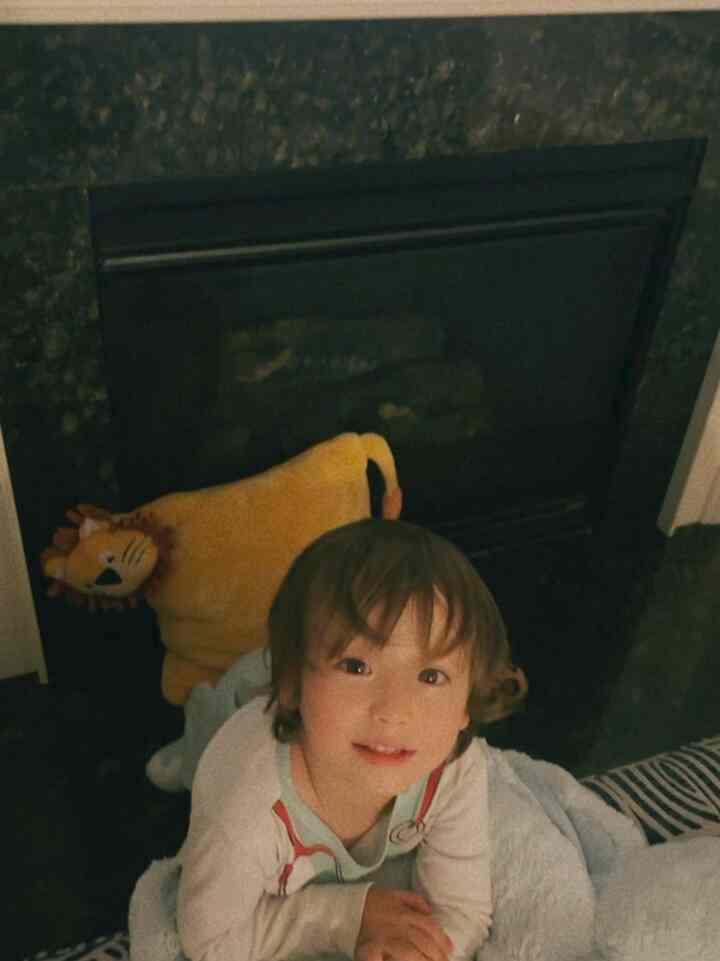 Meet my little ‘helper’ 🐻✨ Instead of going to bed, he decided our living room needed some extra decorating with his favorite friends. 😂💛

寝て行こうから行かないで一生懸命動物友達の席を移してまた移っていた赤ちゃんが可愛くて撮ってみました。私の隣にコックが付いている小さなアシスタントですよ🫶🏻


#cozyhome #livingroom #cozydecor #familyroom #livingroomdecor #kids #키즈 #거실 #패밀리룸 